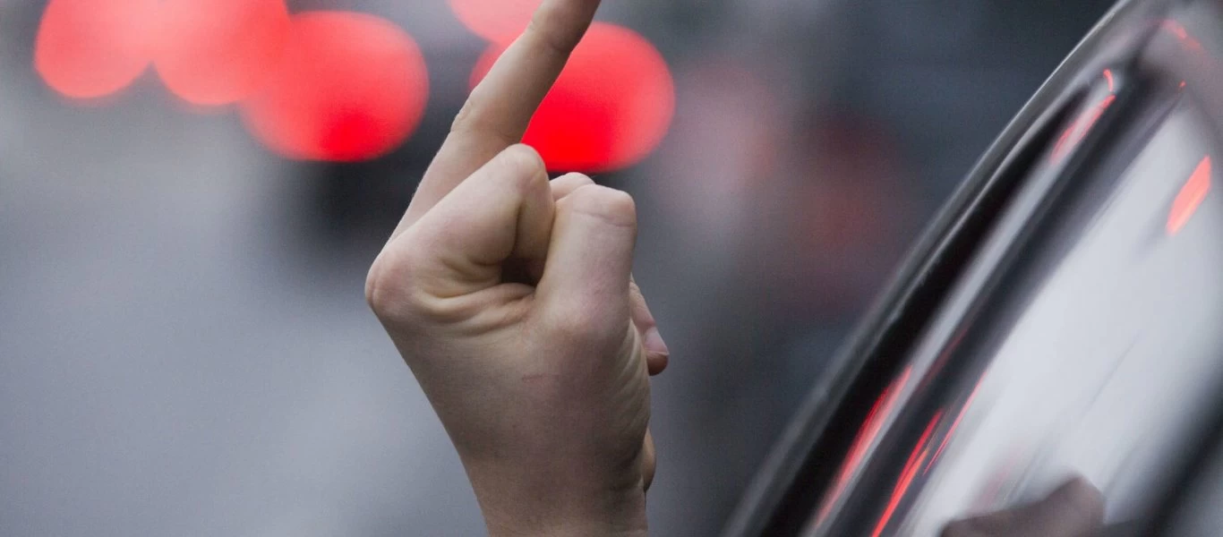 Γερμανία: Πλήρωσε... πολύ ακριβά την άσεμνη χειρονομία του - Έδειξε το μεσαίο του δάχτυλο στην κάμερα (φώτο)